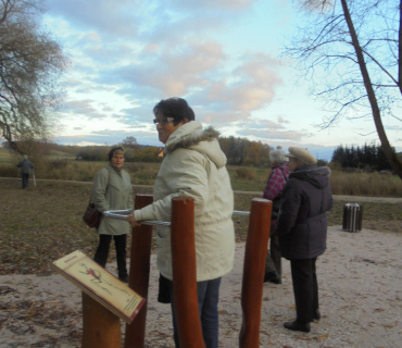 Vycházka pohádkovou stezkou kolem Pardoubku v Bělohradě a cvičení v koutku pro seniory 3. 11. 2016
