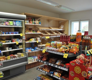 Nově otevřené prostory prodejny potravin, kadeřnictví a pedikůry