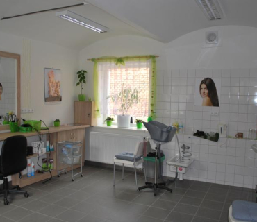 Nově otevřené prostory prodejny potravin, kadeřnictví a pedikůry
