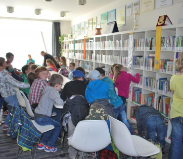 Děti ze ZŠ v knihovně 29.4.2015