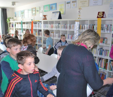 Děti ze ZŠ v knihovně 29.4.2015