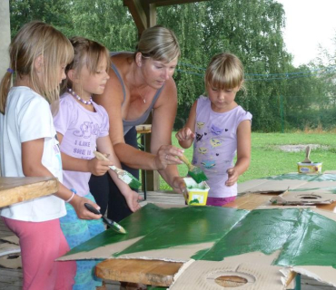 Přípravné schůzky,nácvik Legendy a stavění stanů,podia a parketu