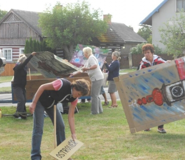 Přípravné schůzky,nácvik Legendy a stavění stanů,podia a parketu