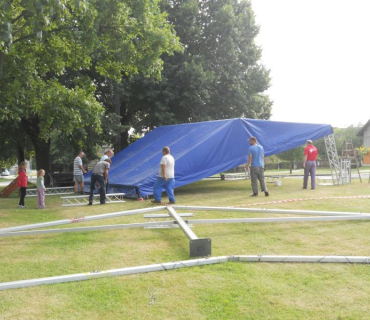 Přípravné schůzky,nácvik Legendy a stavění stanů,podia a parketu