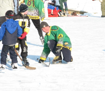 Hokejové utkání na rybníku v Holovousích 31. 1. 2010