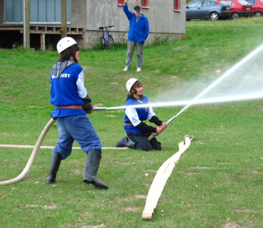 Hasičské ,,sranda,, závody na hřišti u vagonu 20. 9. 2008