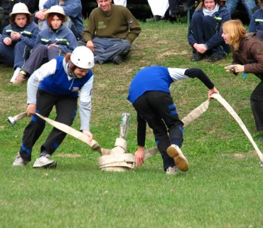 Hasičské ,,sranda,, závody na hřišti u vagonu 20. 9. 2008