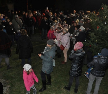 Rozsvěcení vánočního stromečku u kostela sv. Bartoloměje v Chodovicích 1.12.2019