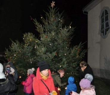 Rozsvěcení vánočního stromečku u kostela sv. Bartoloměje v Chodovicích 1.12.2019